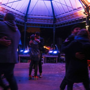 Roméo et Juliette on the dancefloor, par la compagnie Tout le monde dehors ! ; au square Edouard Vaillant